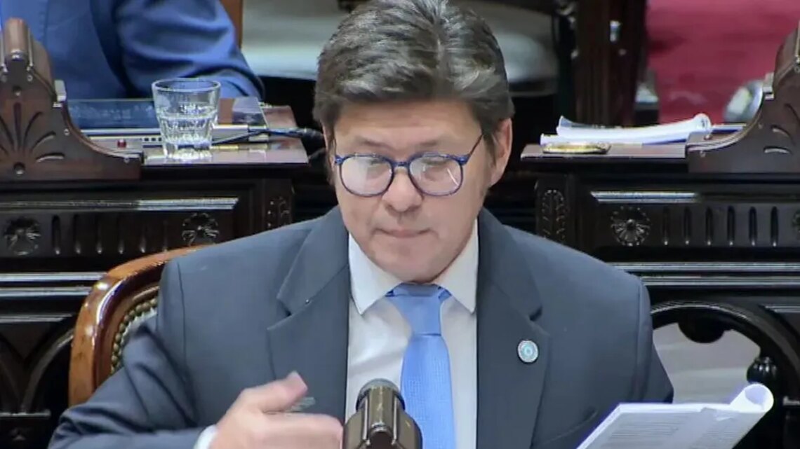 Un diputado libertario tomó distancia de Manuel Adorni: “Solo pondría las manos en el fuego por Javier Milei”