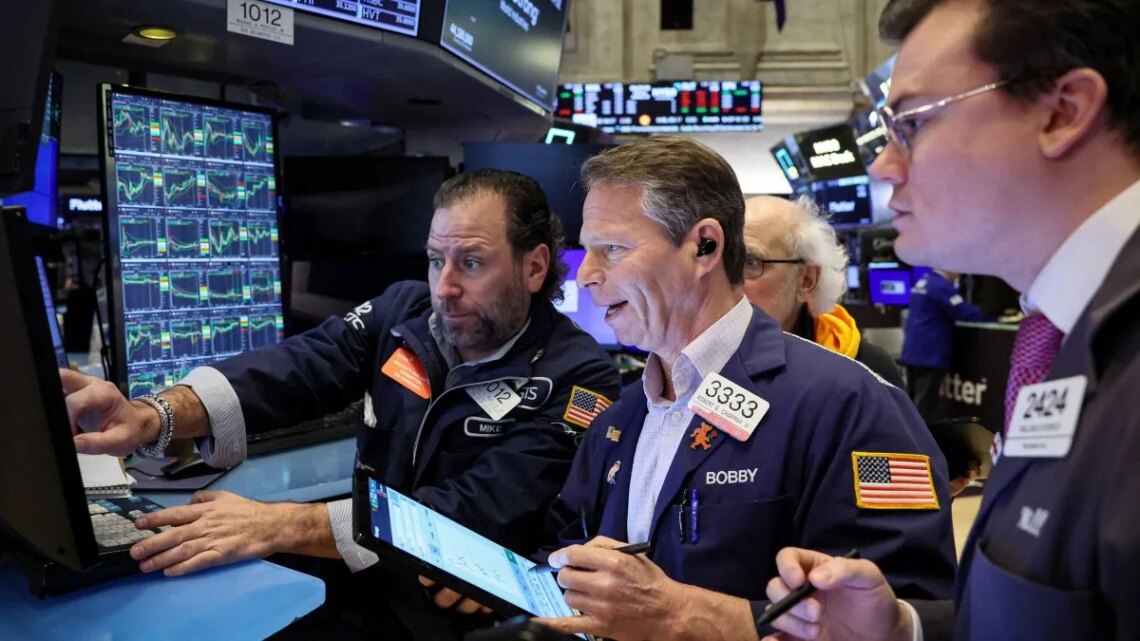 Wall Street extiende las subas ante la salida a bolsa de SpaceX y el petróleo toca su nivel más bajo en tres meses