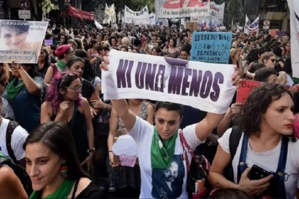 3J: Una multitud reclama frente al Congreso de la Nación contra la violencia de género
