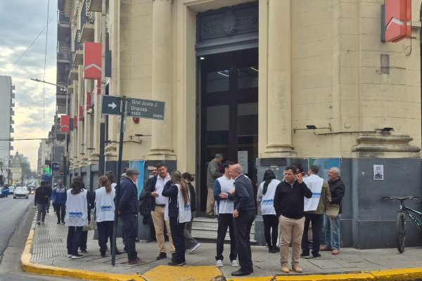 Bancarios se manifestaron frente al Hipotecario en repudio al despido de trabajadores en Paraná