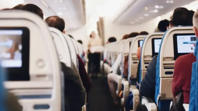 La Unión Europea le prohibirá a las aerolíneas cobrar a los padres que se sienten junto a sus hijos