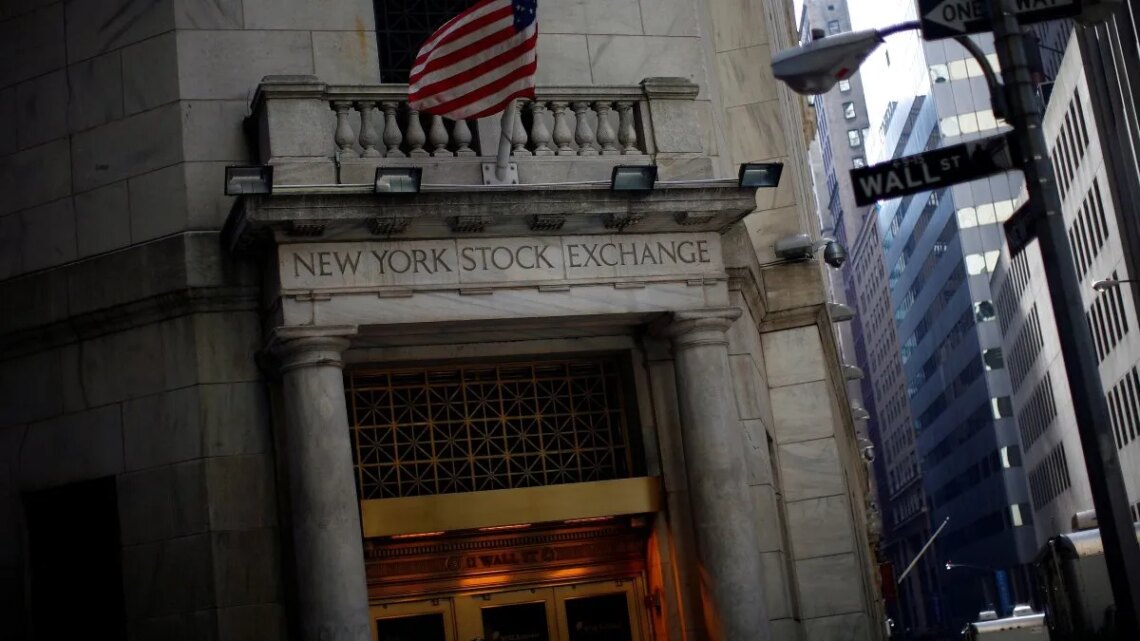 Wall Street sube por el furor de la IA, pero la cautela se mantiene por las negociaciones en Medio Oriente